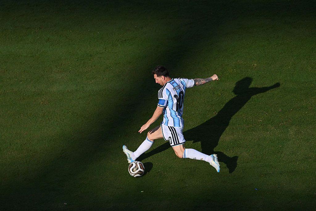 Messi jugando en la cancha