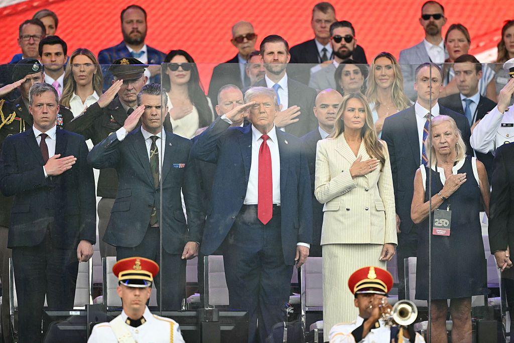 El Presidente de EE.UU. Donald Trump saluda el desfile militar, acompañado por su esposa Melania, y su Secretario de Defensa Pete Hegeseth
