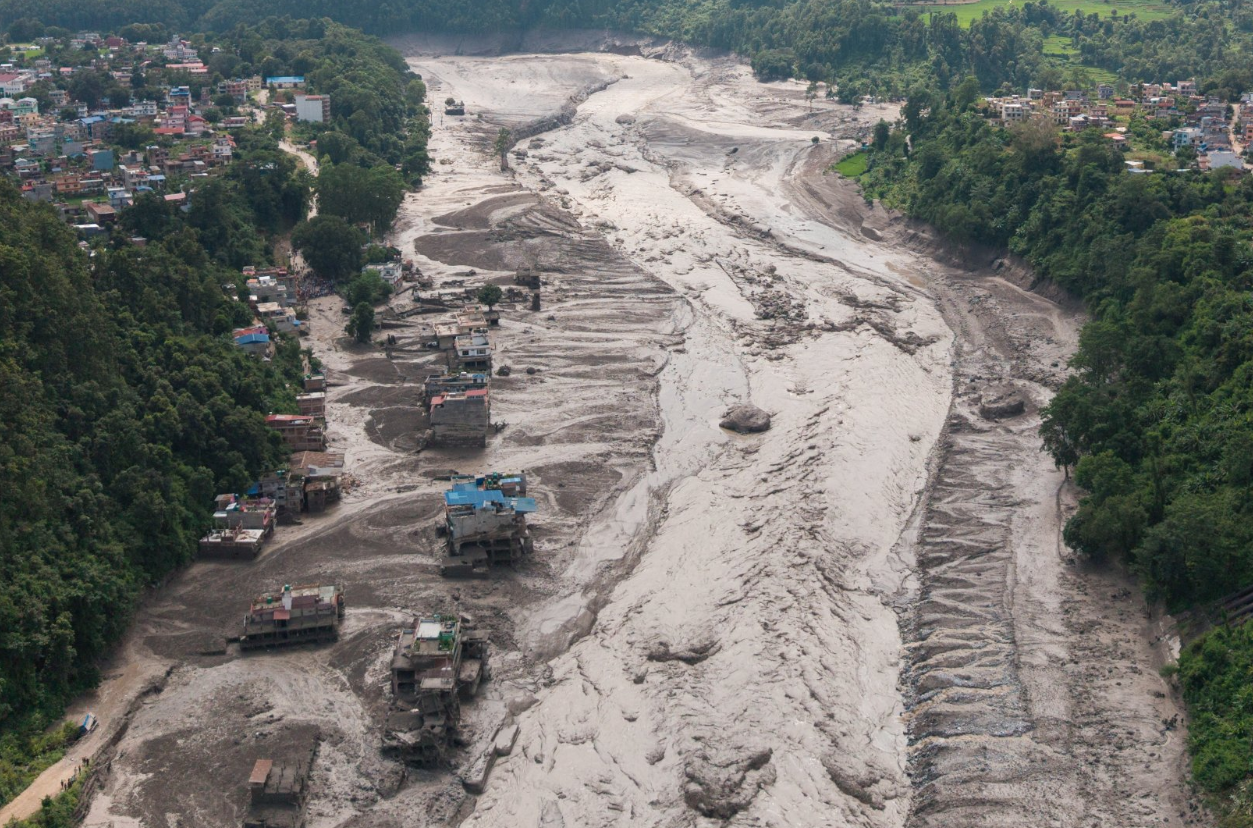 Una vista aérea del crecimiento del río en Trishuli, con varias viviendas arrasadas