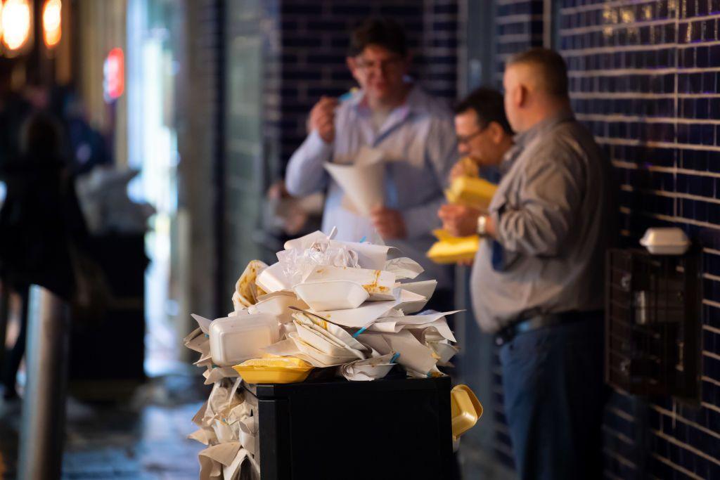 Lixeira transbordando de embalagens de junk food