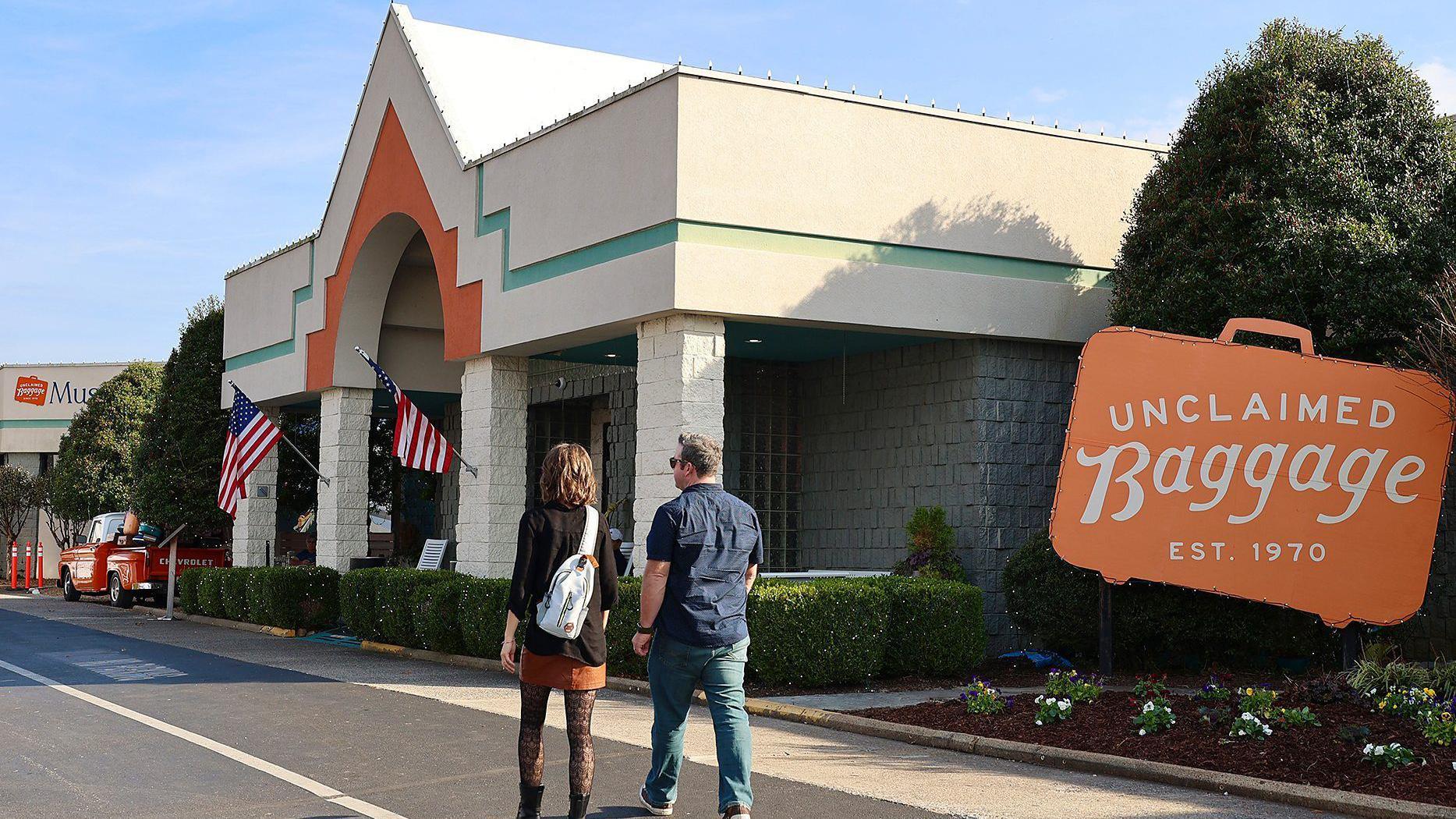 متسوقون أمام المتجر