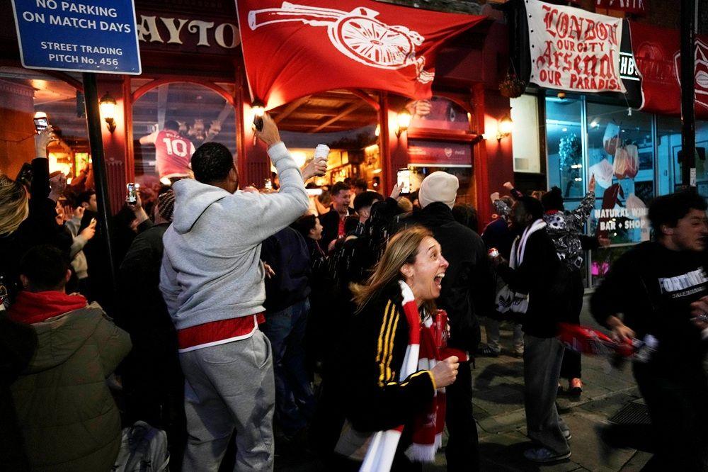 Navijači Arsenala okupili su se ispred stadiona kluba, Emirati, u severnom Londonu, čekajući ishod utakmice Mančester sitija i Bornmuta. Kada je sudija na toj utakmici odsvirao kraj, počelo je veliko slavlje 'tobdžija' uz vatromet