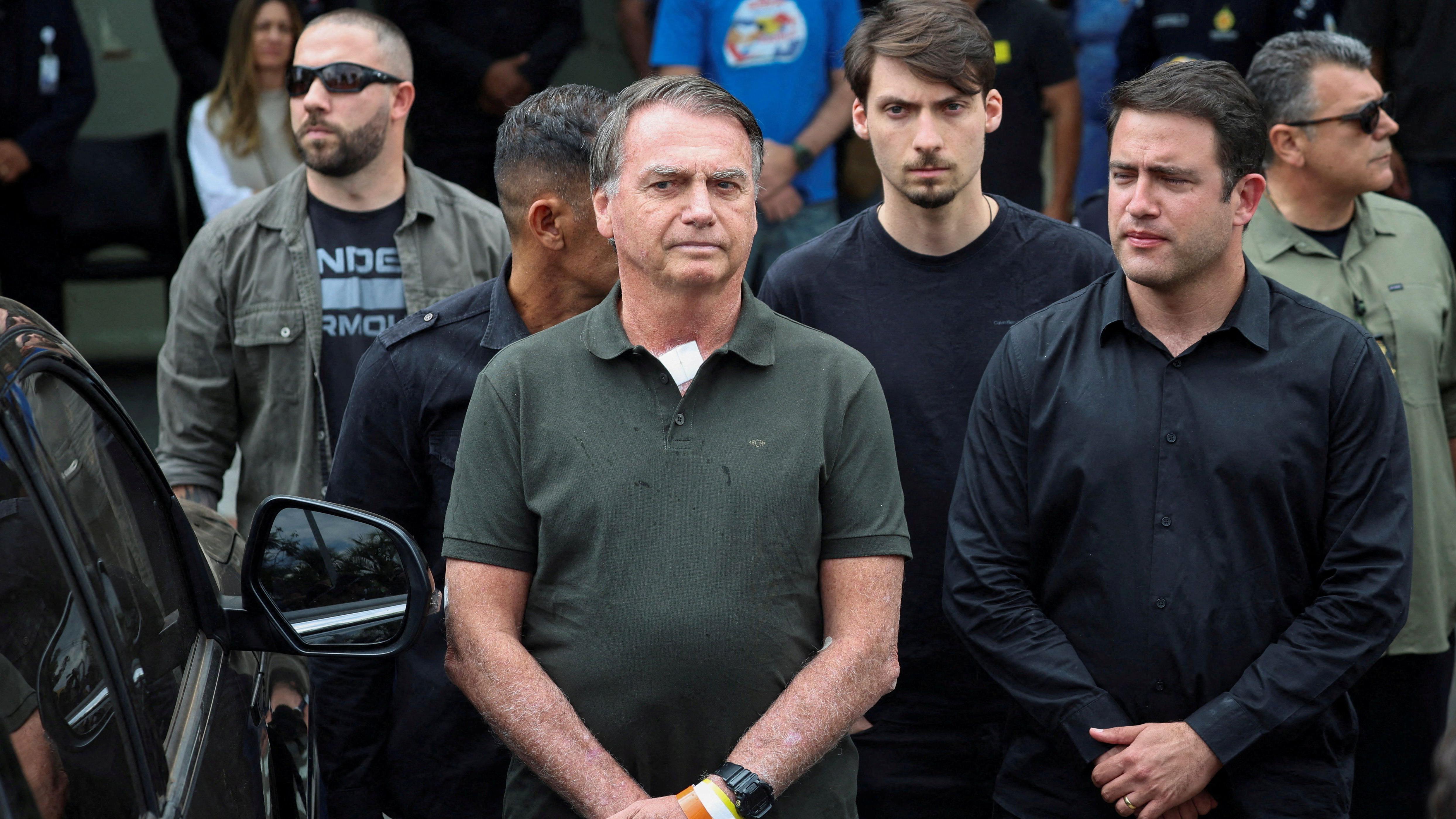 Jair Bolsonaro deixa o hospital onde foi submetido a um procedimento cirúrgico na pele, autorizado pelo ministro do Supremo Tribunal Federal Alexandre de Moraes, no cumprimento da prisão domiciliar 