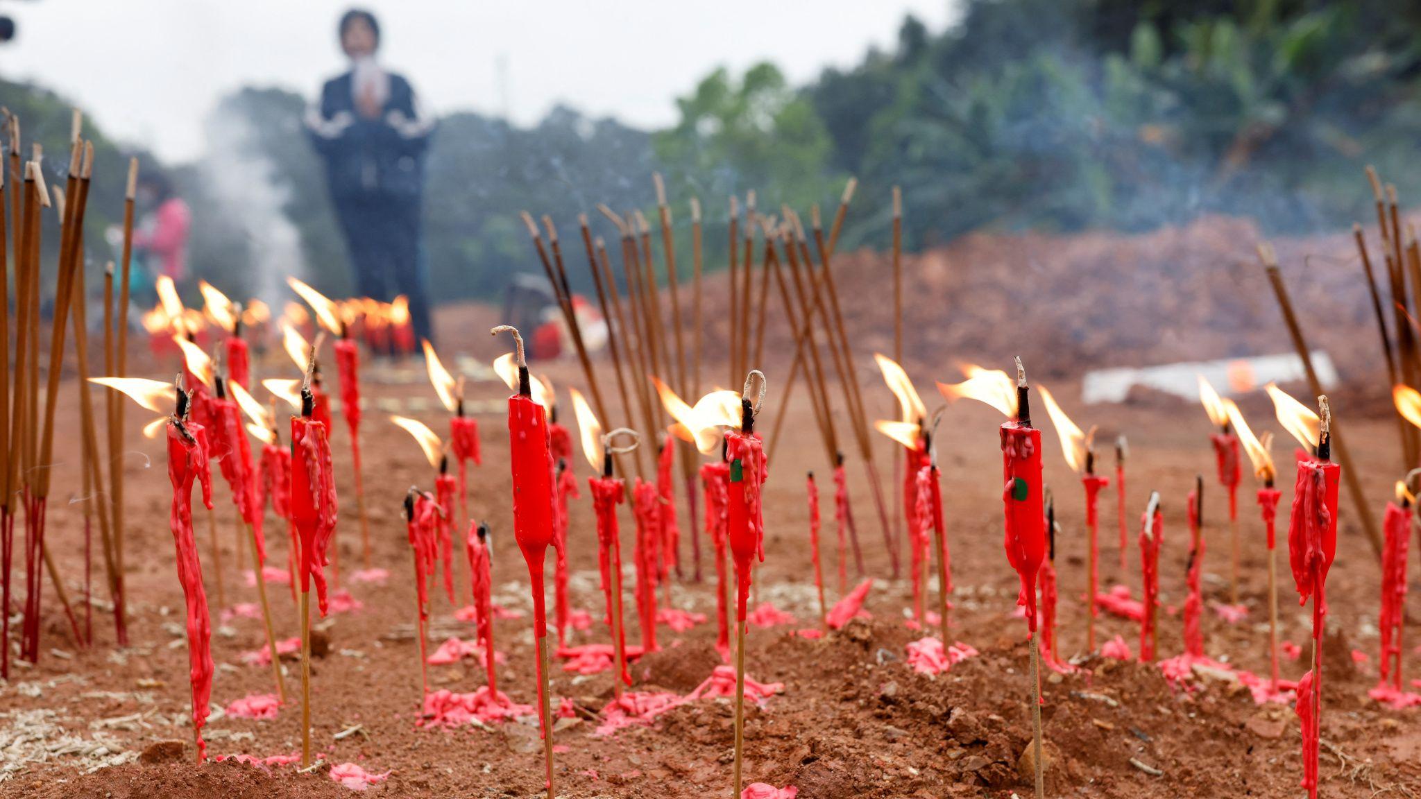 廣西梧州藤縣東航MU5735空難現場村民點燃香燭祭典死難者（22/3/2025）