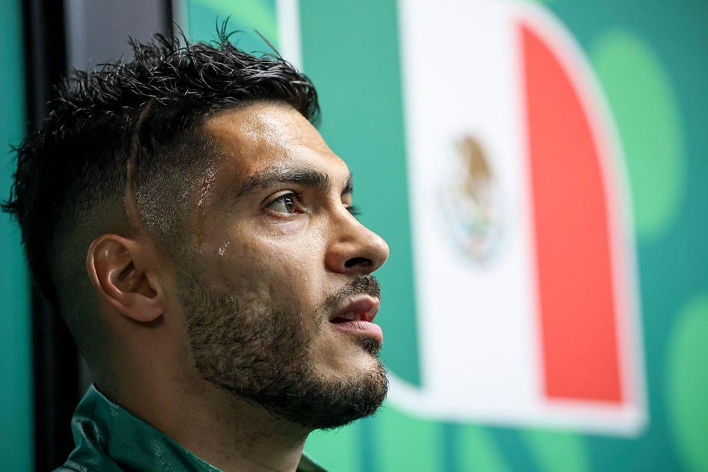 Raúl Jiménez de perfil, con una cicatriz en su sien derecha