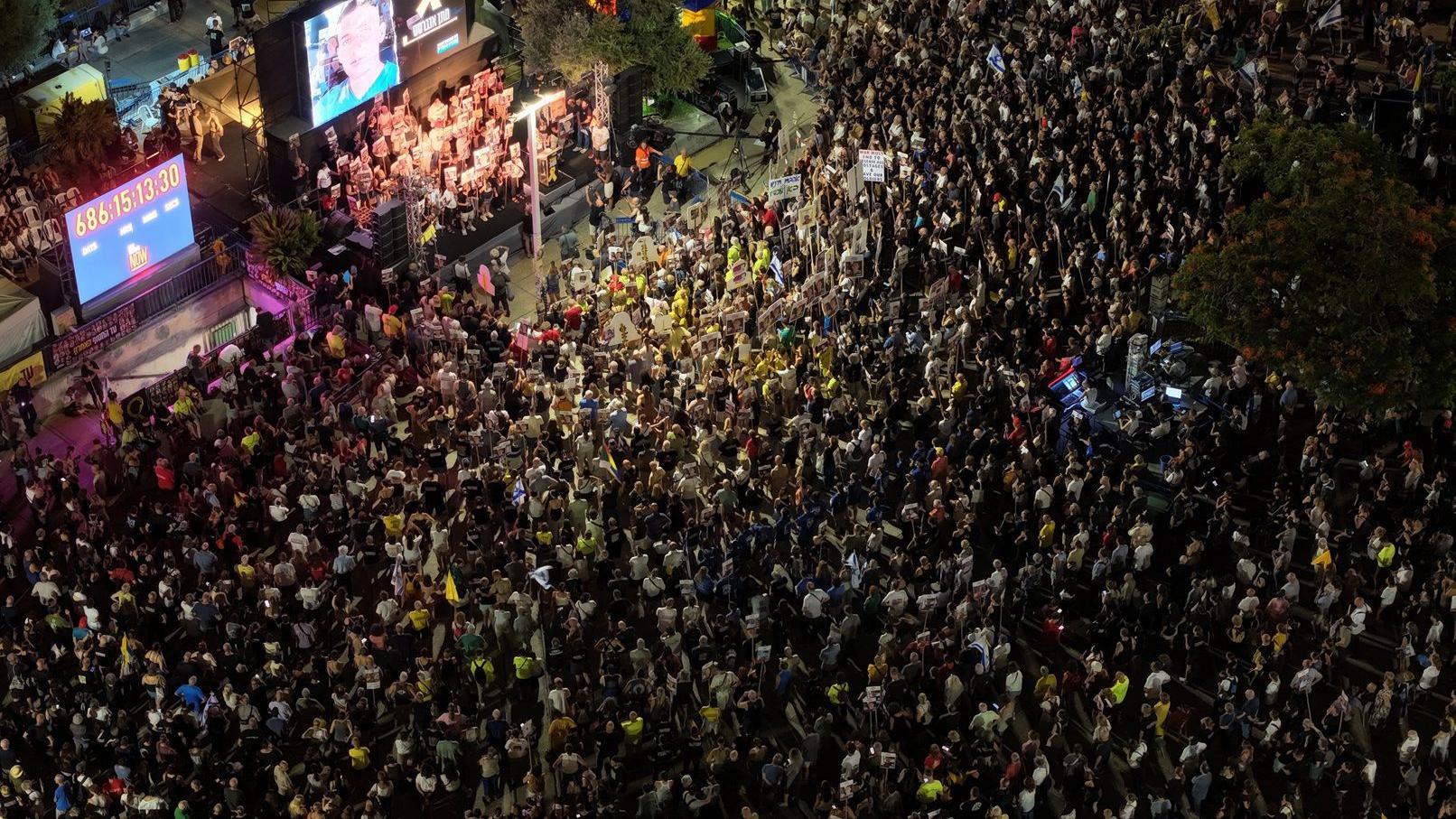 صورة جوية للمنطقة حيث تجمع المتظاهرون في "ساحة الرهائن" بتل أبيب، إسرائيل، مطالبين بوقف الهجمات على غزة وإطلاق سراح المحتجزين الإسرائيليين، في 24 أغسطس/آب 2025 في تل أبيب، إسرائيل.