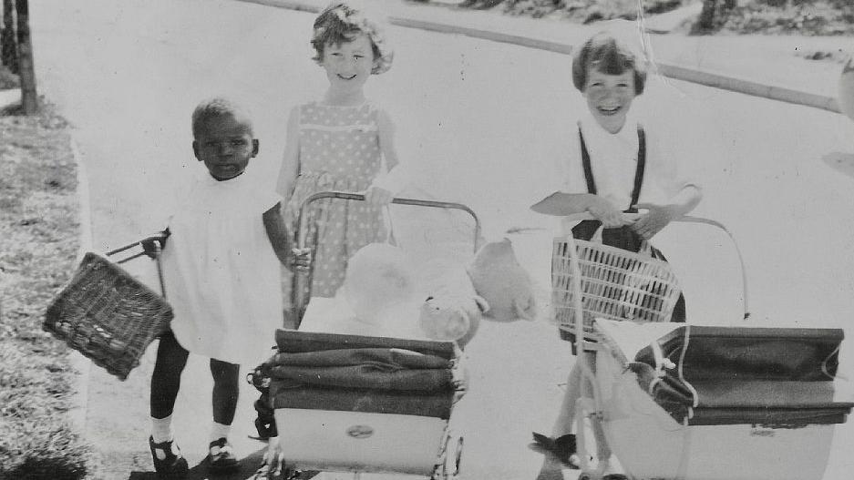 Crno-bela fotografija četvorogodišnje Idžeome sa dve devojčice