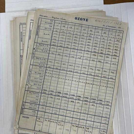 Las hojas con anotaciones a mano de valores de ozono registrados por el instrumento Dobson