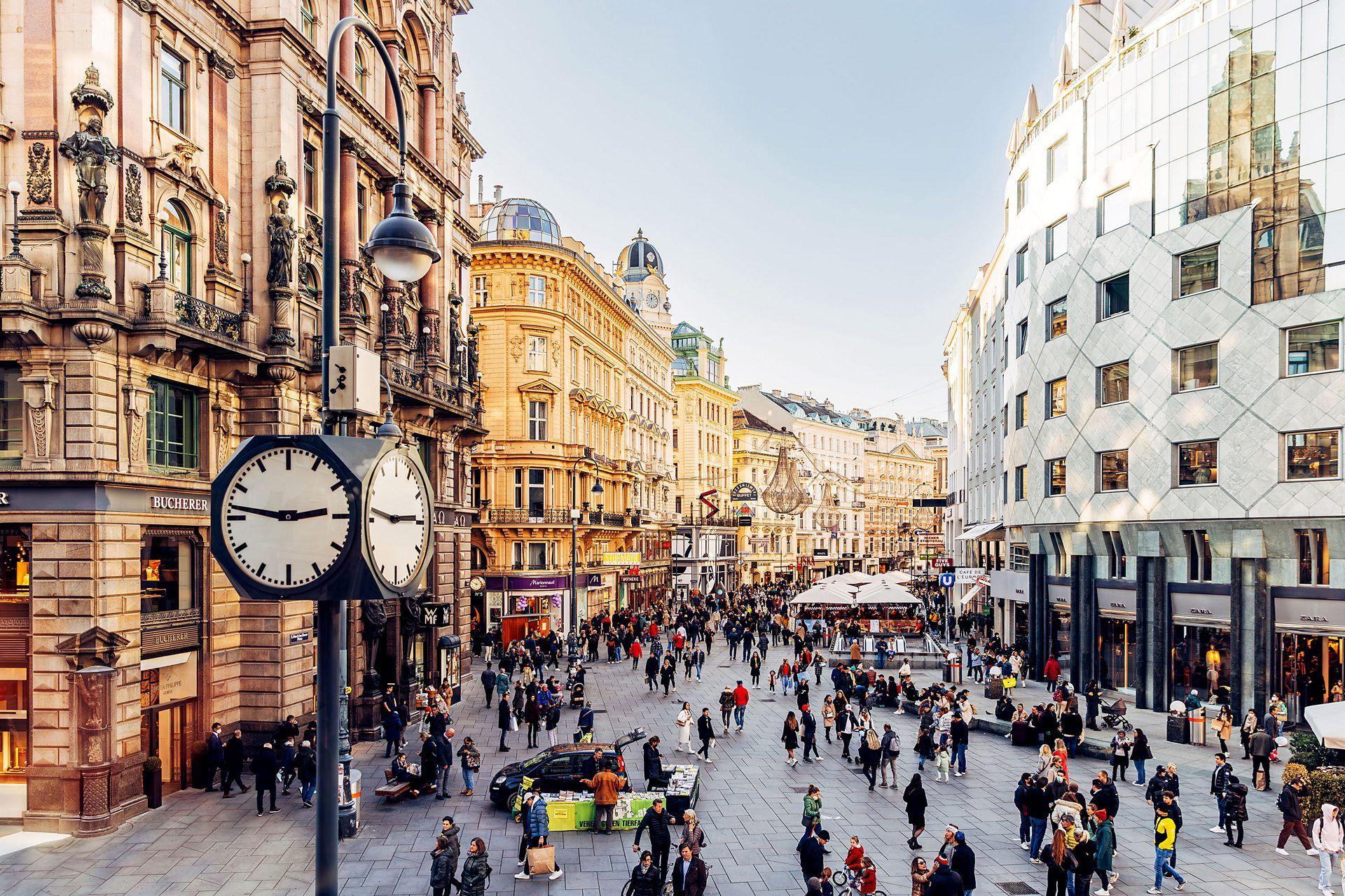 Callejon lleno de gente durante una tarde en Viena.