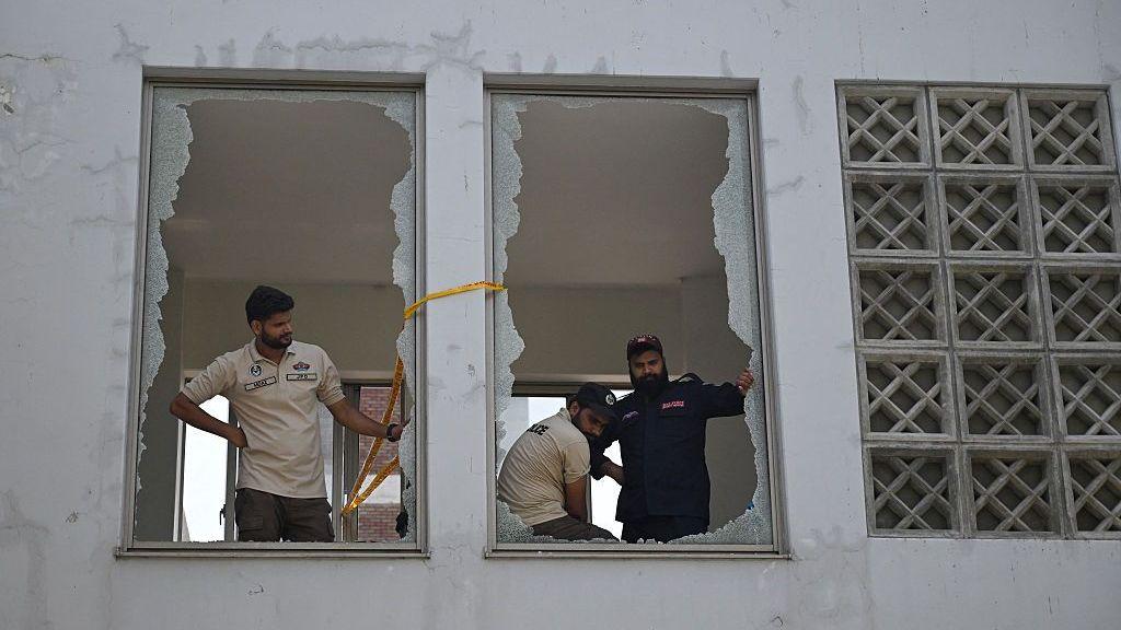 cristales rotos en el hospital de pakistán afectado por el incendio 