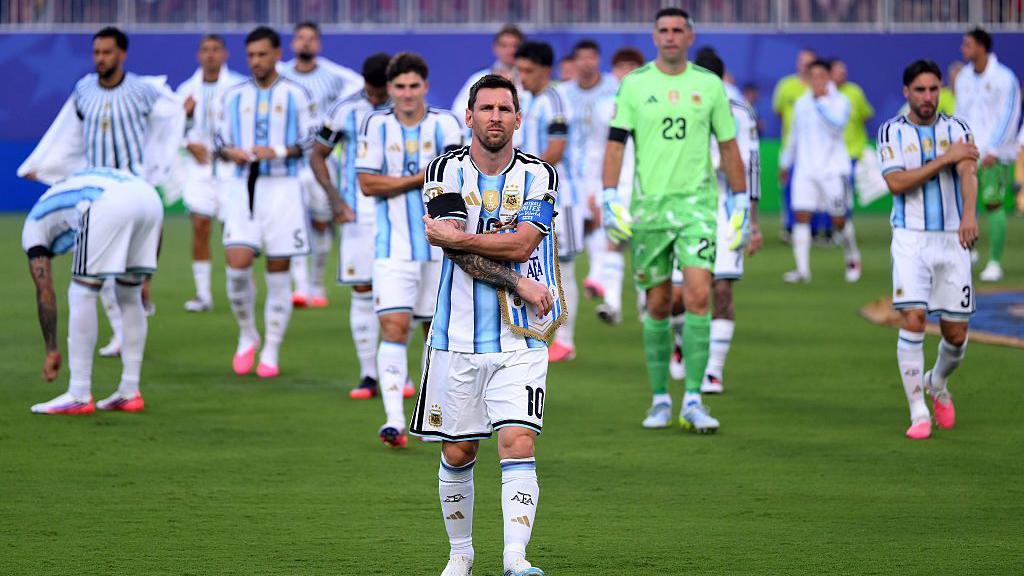 Lionel Messi camina hacia la cámara con todo el equipo argentino atrás.