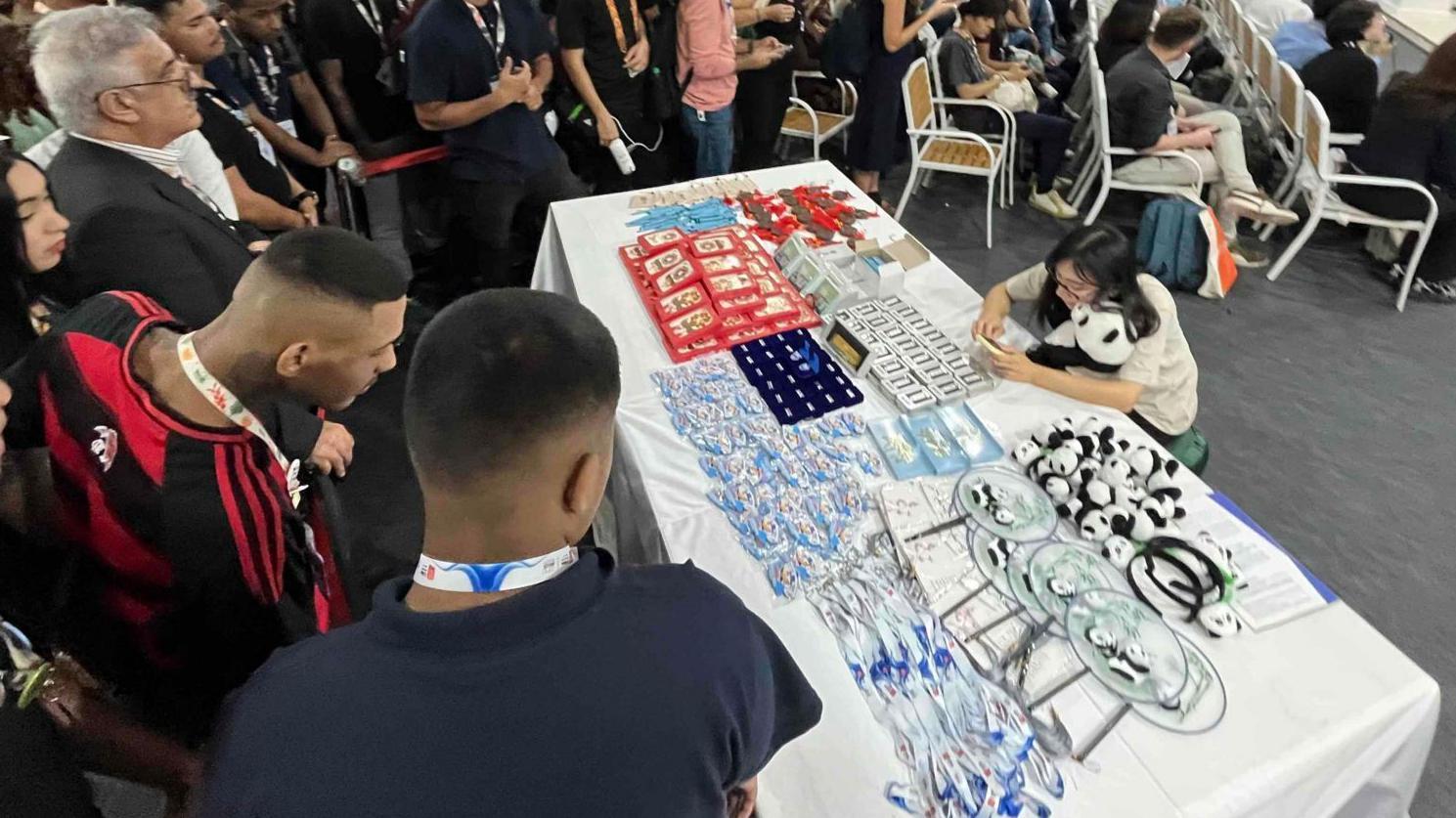 أشخاص يتزاحمون حول هدايا تذكارية