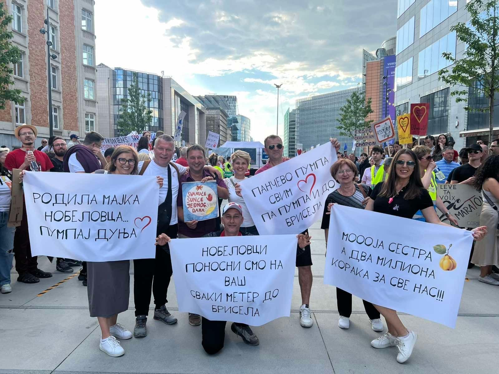 Muškarci i žene drže transparente u rukama