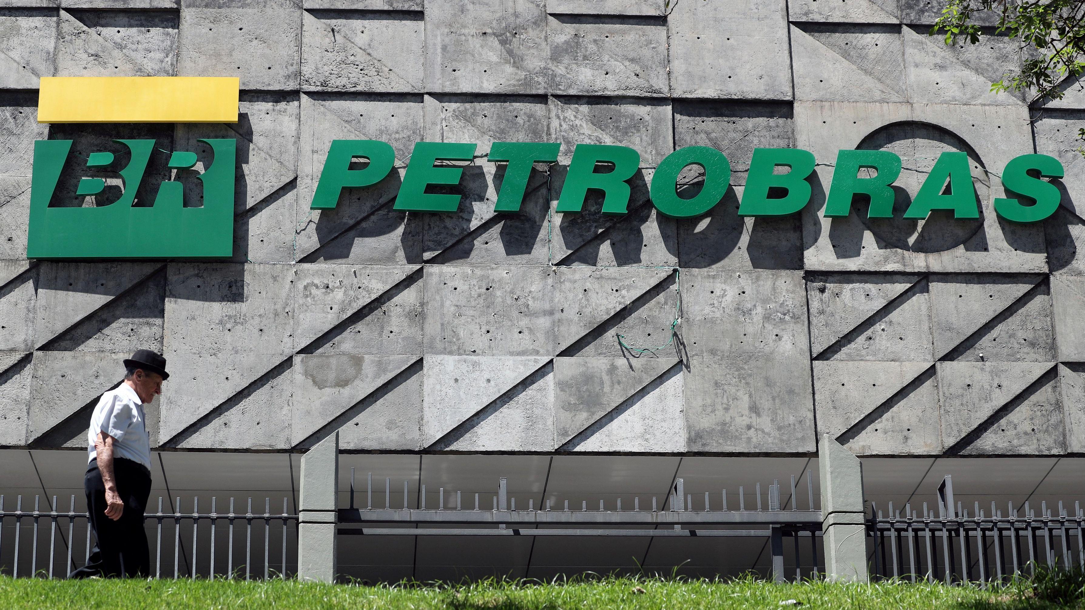 Homem de chapéu anda em frente à sede da Petrobras, no Rio de Janeiro