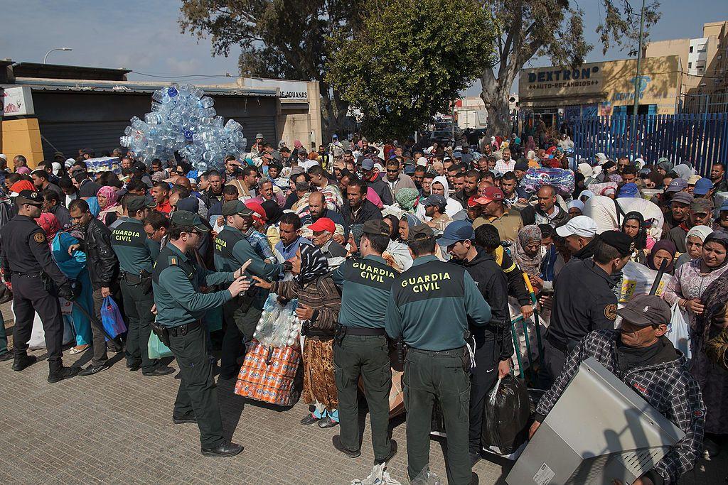 Agentes de la Guardia Civil española contienen a una multitud que intenta cruzar hacia Marruecos por el paso fronterizo de Beni Enzar, una vez reabiertas las puertas el 22 de marzo de 2014 en Melilla.