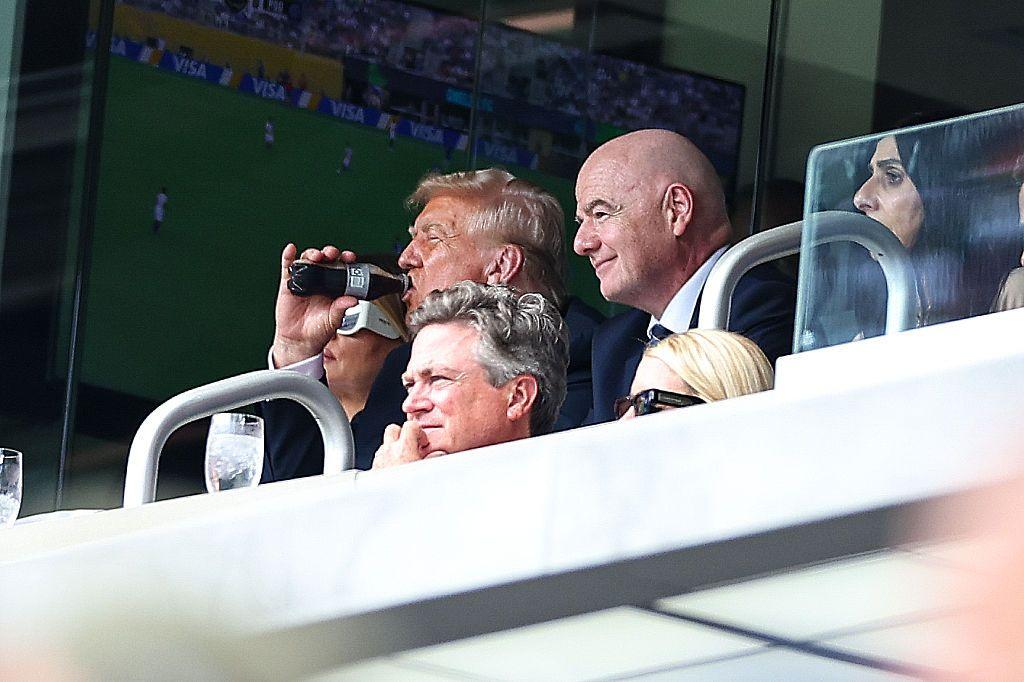 Donald Trump disfruta de una Coca Cola light al lado del presidente de la Fifa, Gianni Infantino