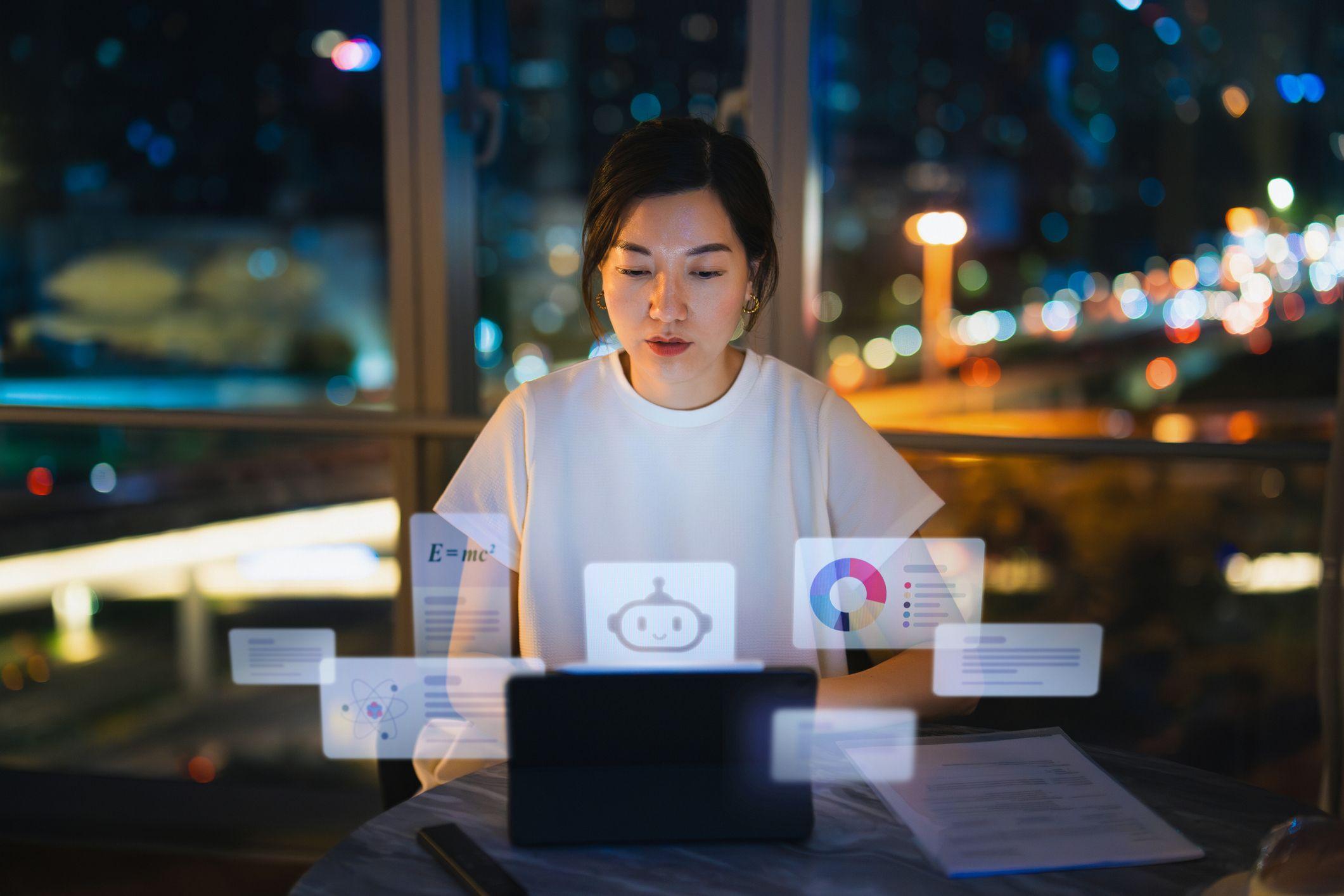 Jovem empres&aacute;ria usa assistente virtual de Intelig&ecirc;ncia Artificial (IA) para auxiliar no seu trabalho, sentada no seu escrit&oacute;rio com a cidade iluminada ao fundo, ao entardecer