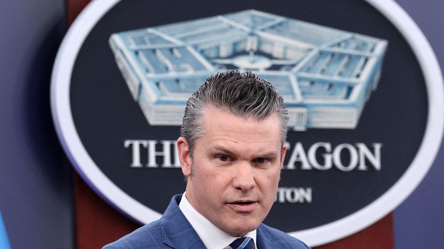 O secret&aacute;rio de Defesa dos EUA, Pete Hegseth, concede uma coletiva de imprensa na sala de imprensa do Pent&aacute;gono, ap&oacute;s o an&uacute;ncio de um cessar-fogo de duas semanas na guerra com o Ir&atilde;.
