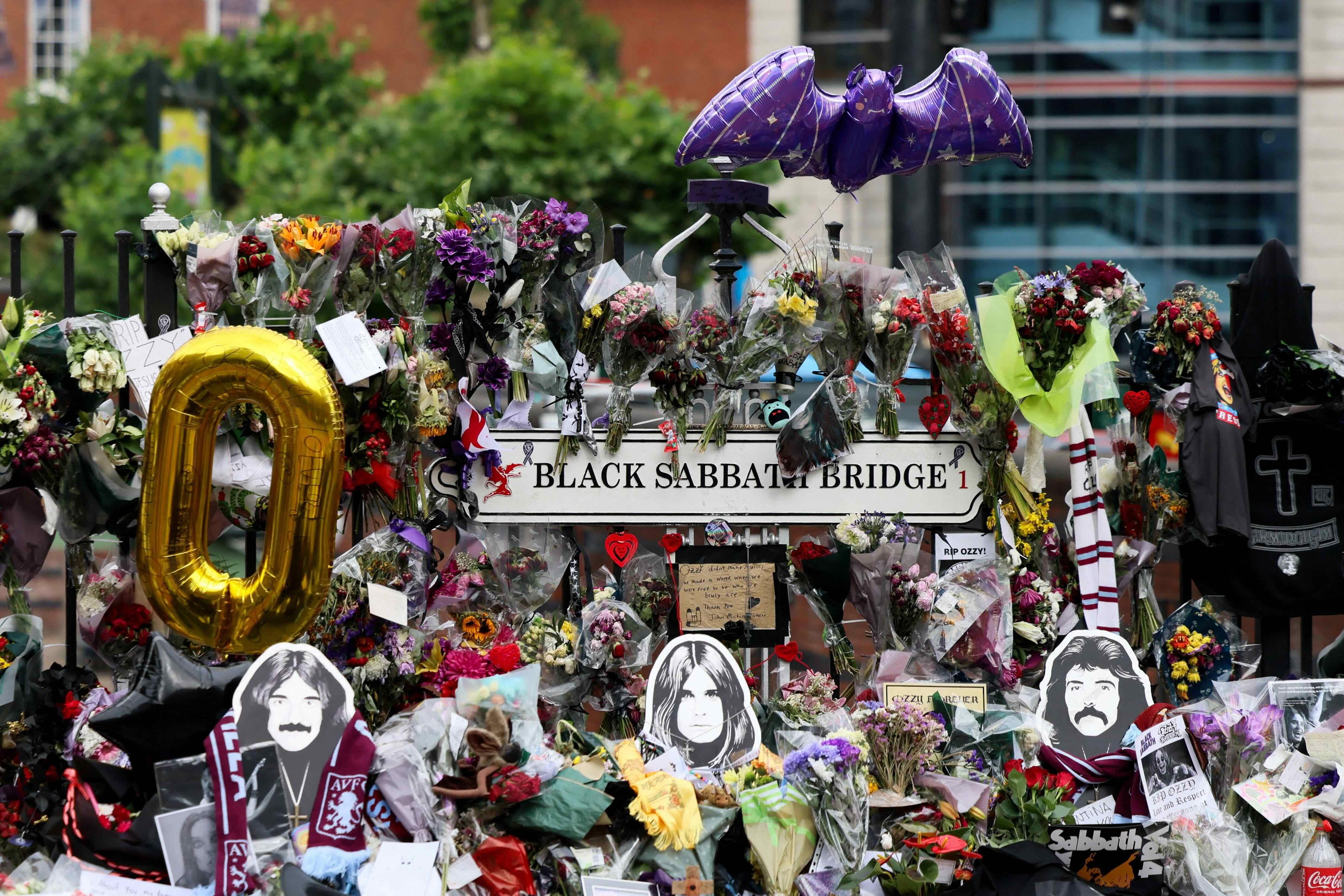 Cientos de ofrendas florales en el puente Black Sabbath de Birmingham