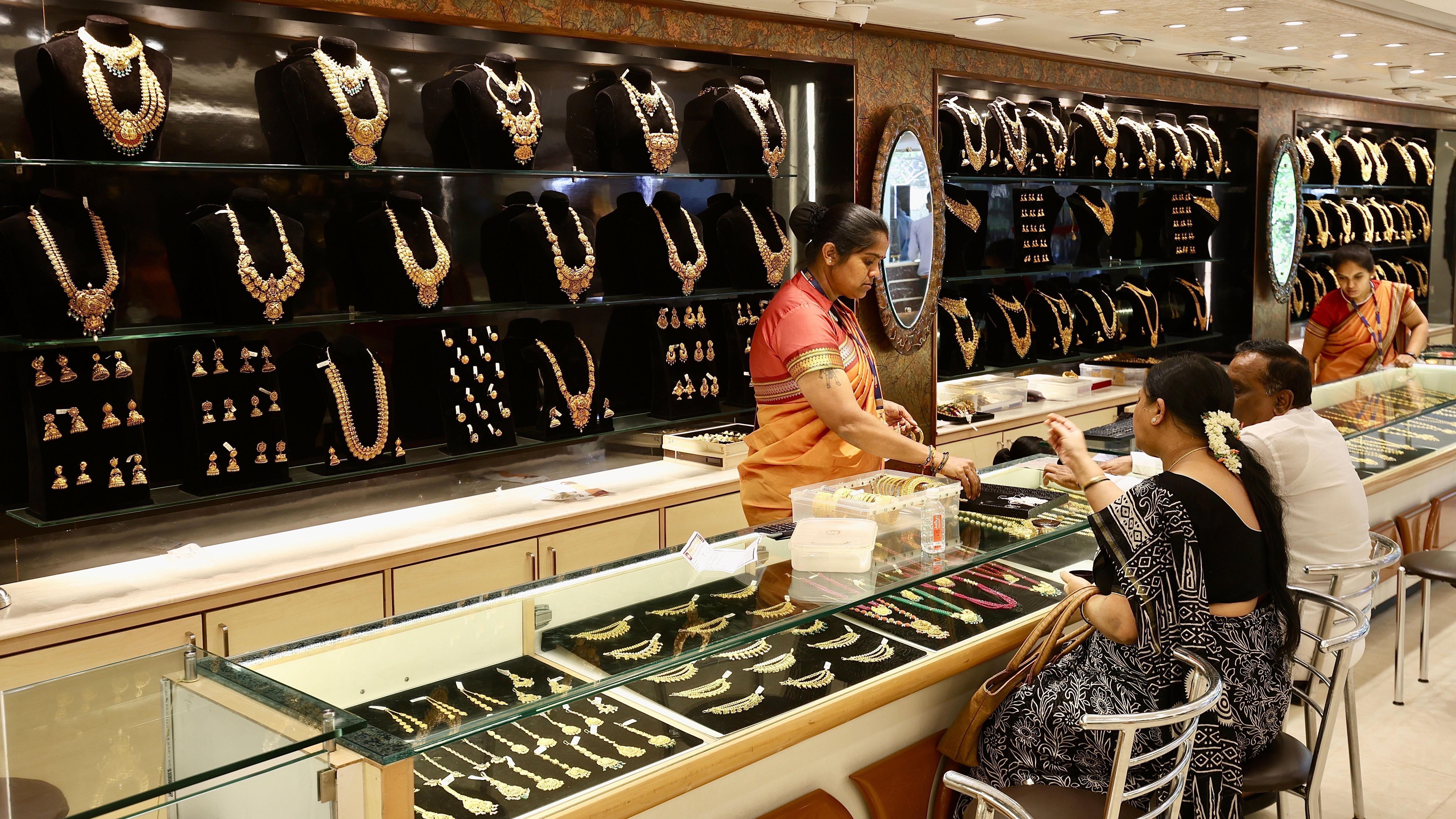 Prodaja srebrnog i zlatnog nakita u Indiji