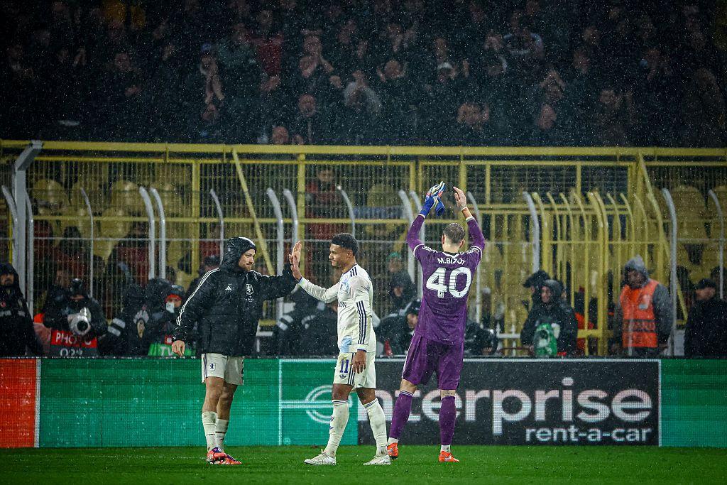 utakmica fenerbahče - aston vila u Ligi šampiona, u pozadini su navijači engleskog kluba na tribini u kavezu