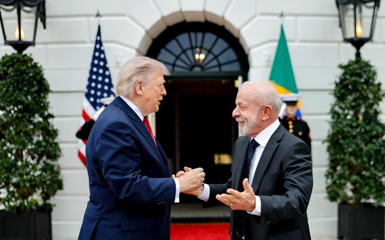 Trump e Lula se cumprimentam em frente &agrave; Casa Branca 