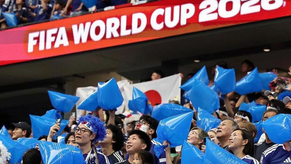 مشجعون يابانيون يرفعون أكياس زرقاء فارغة في مدرج مباراة فريقهم بكأس العالم 2026