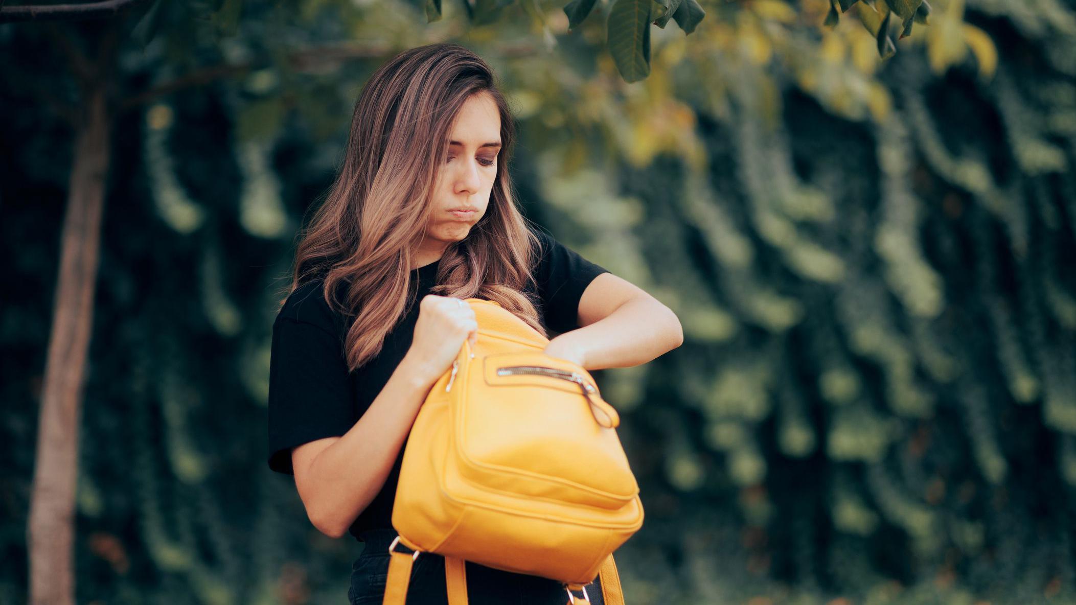 Mujer buscando algo en su cartera