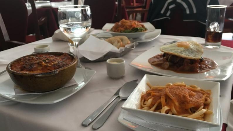 Comida servida en la mesa