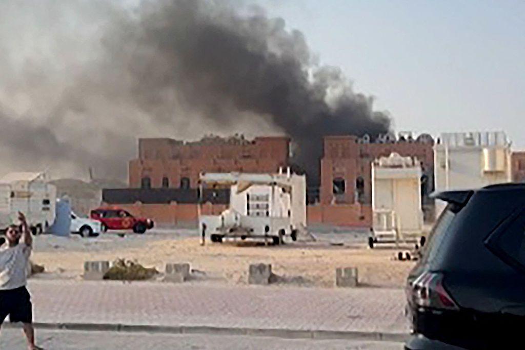 Una imagen tomada de un video en el que se ve un humo negro y espeso que asciende de un edificio que ha sido bombardeado por Israel y en el que se encontraban líderes de Hamás. 