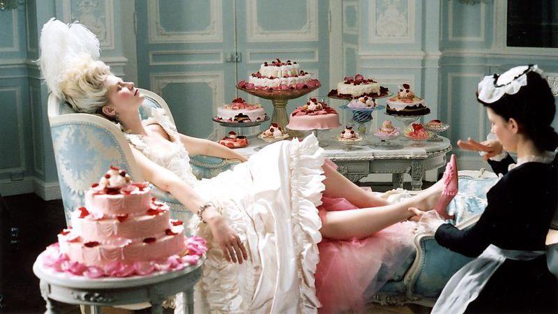 A atriz Kirsten Dunst interpretando a rainha no filme 'Maria Antonieta' (2006)