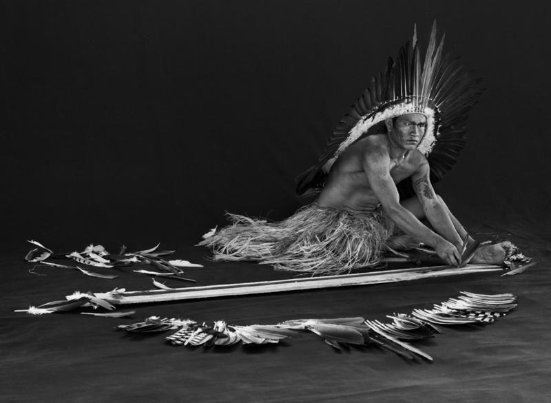 Na foto, Miró (Viná) Yawanawá confecciona adornos de penas 