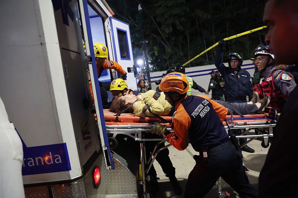 Los primeros en responder evacúan a una persona en ambulancia en un sitio de construcción dañado en Los Palos Grandes después de que un terremoto de magnitud 7.2 sacudiera Venezuela y otras regiones del Caribe el 24 de junio de 2026 en Caracas, Venezuela. (Foto de Edilzon Gamez/Getty Images)
