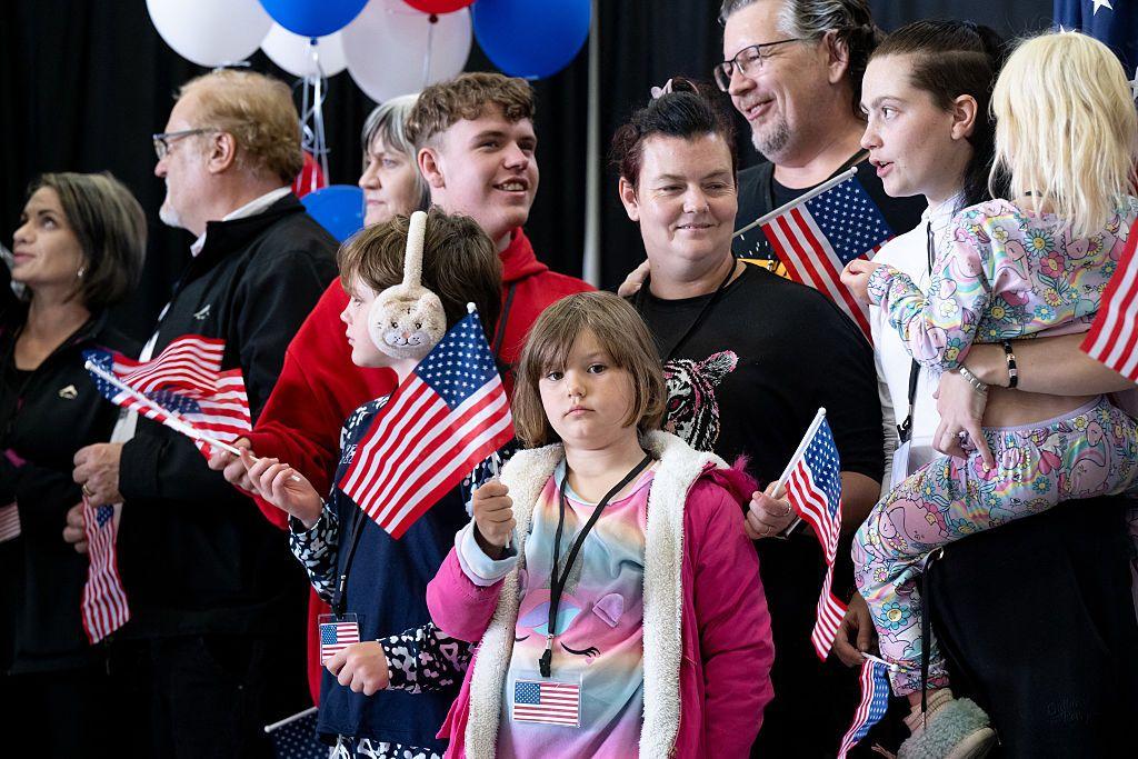 Grupo de afrikaners que desembarcou em Washington com bandeirinhas dos EUA