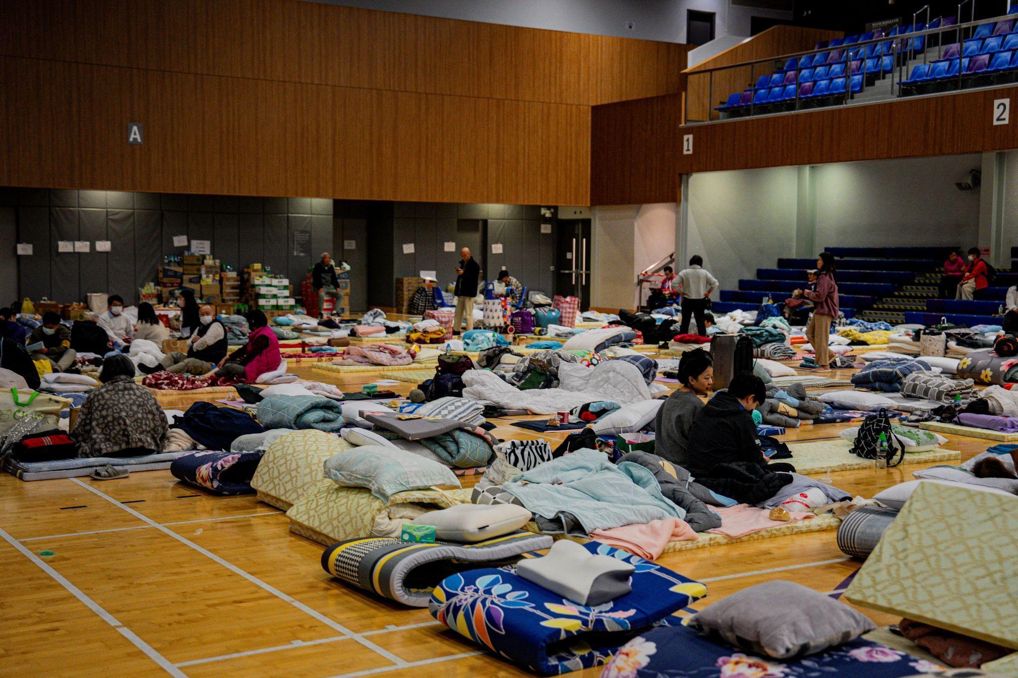 宏福苑五級火警受災民眾在臨時避難所休息