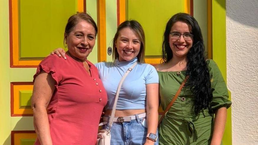 Vanessa Porras (a la derecha), junto a su madre y su hermana Angie.