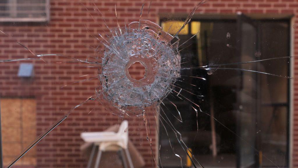 Agujero de bala en un cristal en el complejo de apartamentos Edge at Lowry de Aurora, Colorado, Estados Unidos, el 13 de enero de 2025. (Foto: RJ Sangosti/MediaNews Group/The Denver Post via Getty Images)