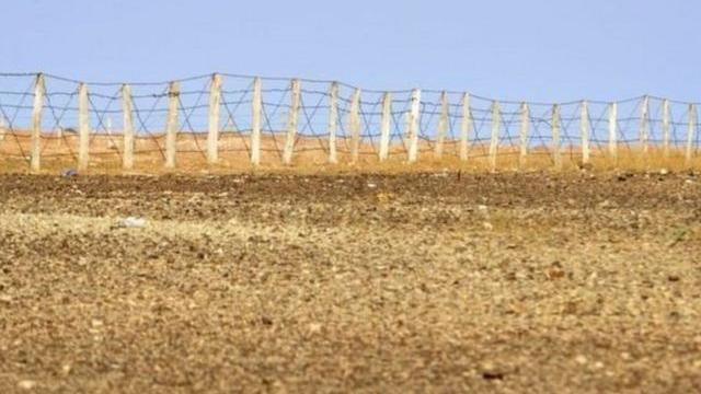 مجلس الأمن يصوت على دعم خطة الحكم الذاتي المغربية للصحراء الغربية، فما تاريخ النزاع فيها؟ 2 السياج المغربي في منطقة الكركرات