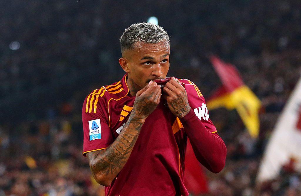Wesley beijando a camisa do Roma