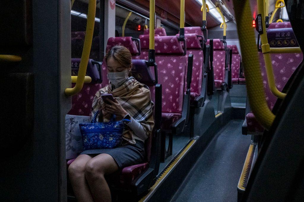 2022年11月，一名女子坐在巴士裡面，正看著手機。