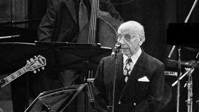 Vojislav Bubiša Simić na sceni u odelu 