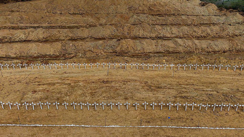 Linea de cruces sobre el cementerio La Esperanza