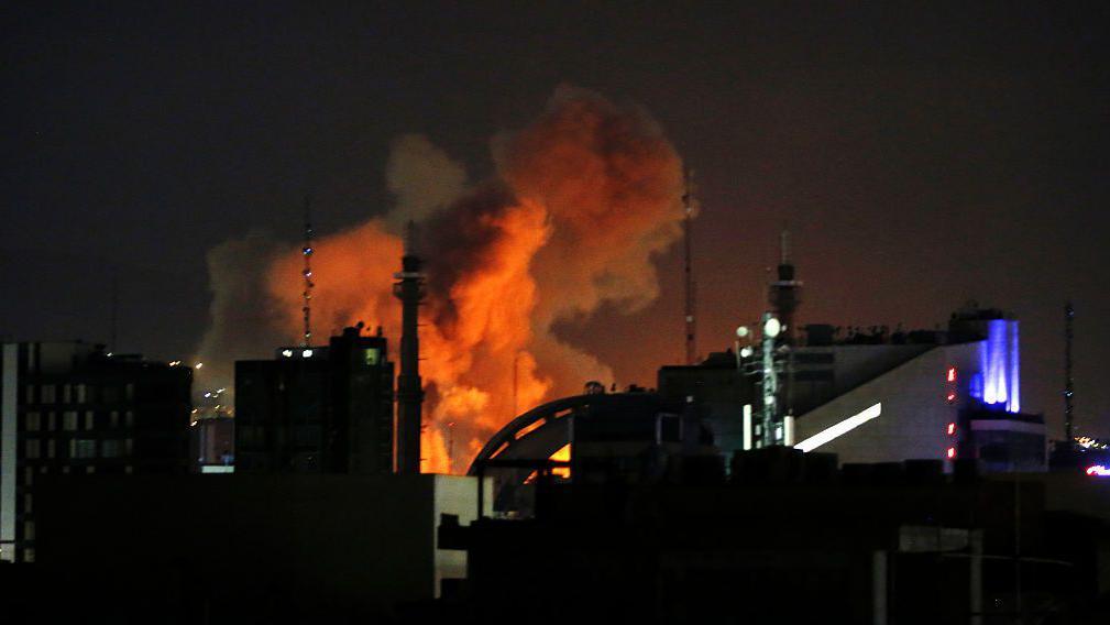 Una columna de humo se eleva tras las explosiones que sacudieron varias zonas de Teherán el 1 de marzo de 2026. 