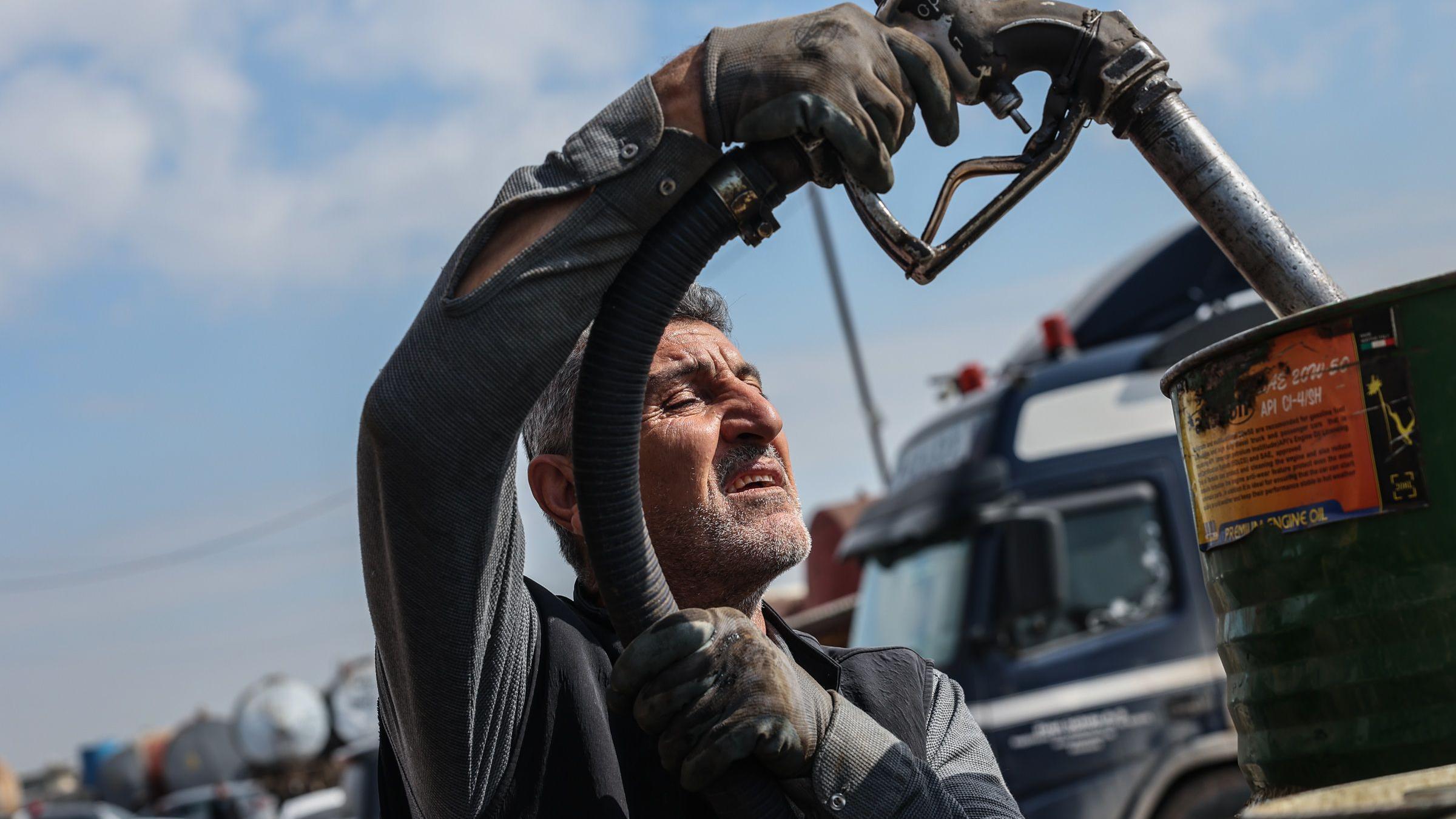 عامل في سوق لزيت الوقود ووقود السيارات في 17 مارس/آذار 2026 في أربيل، العراق.