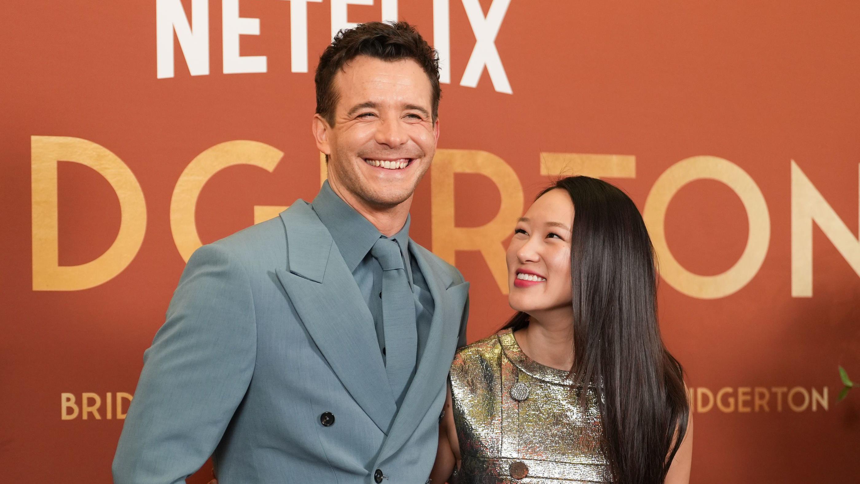 포즈를 취하는 루크 톰슨과 하예린