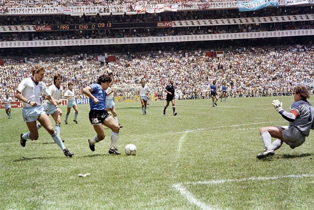 Maradona se aproxima do goleiro ingl&ecirc;s Peter Shilton, para marcar o segundo gol da Argentina contra a Inglaterra na Copa do Mundo de 1986, no M&eacute;xico - o chamado 'Gol do S&eacute;culo'