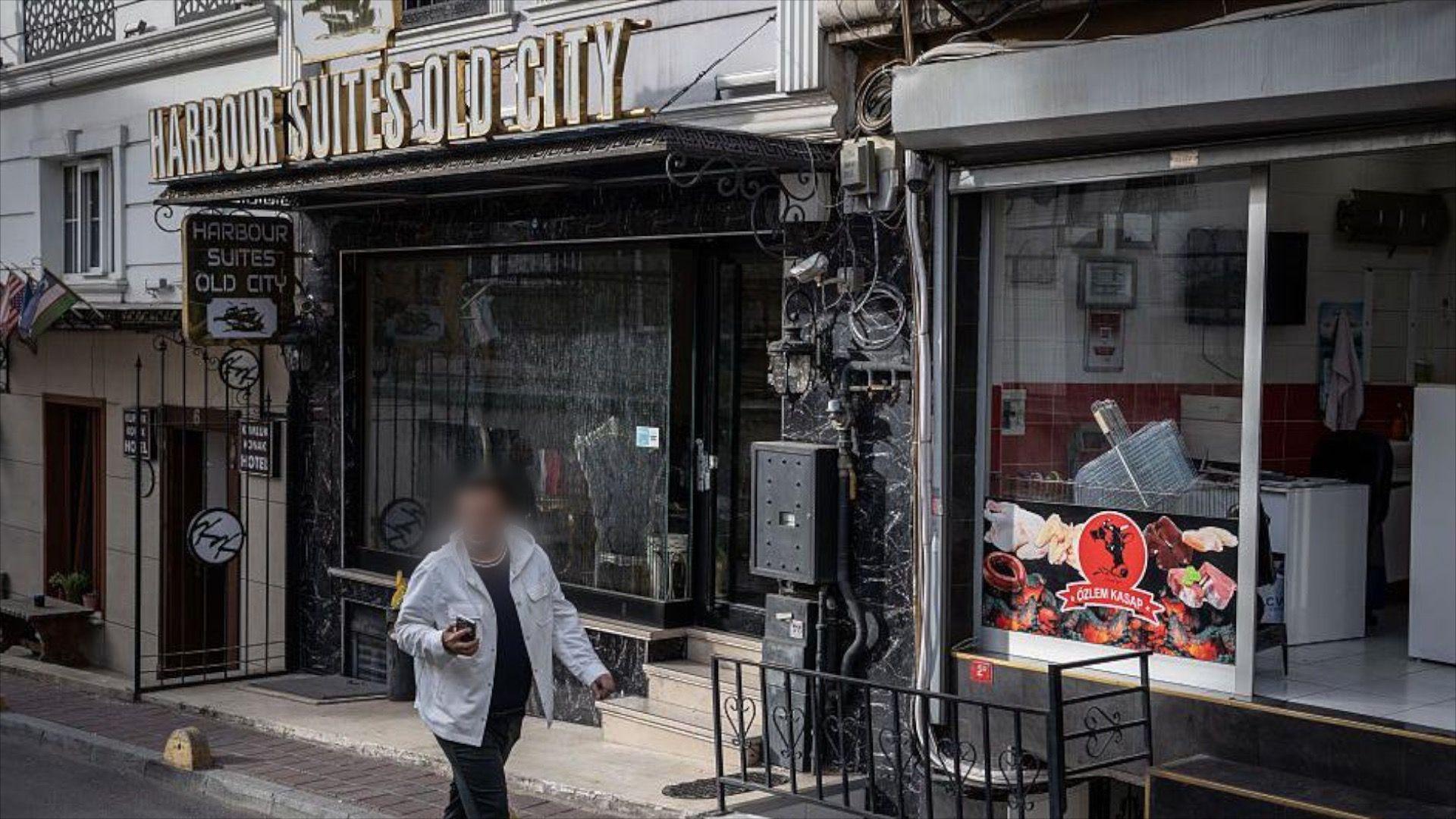 Porodica se razbolela u hotelu, a dvoje dece je prvo umrlo - njihova majka je umrla ubrzo nakon toga, a otac je preživeo do 17. novembra 2025. godine.