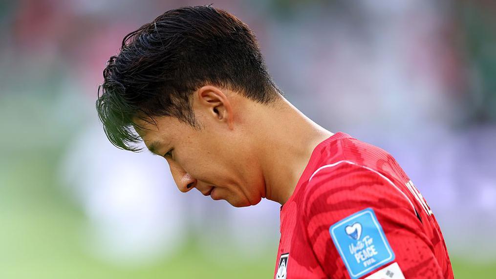 墨西哥瓜达卢佩蒙特雷大球场FIFA世界杯A组南非对南韩赛事中,南韩队长孙兴慜在败阵后显得失落(24/6/2026)