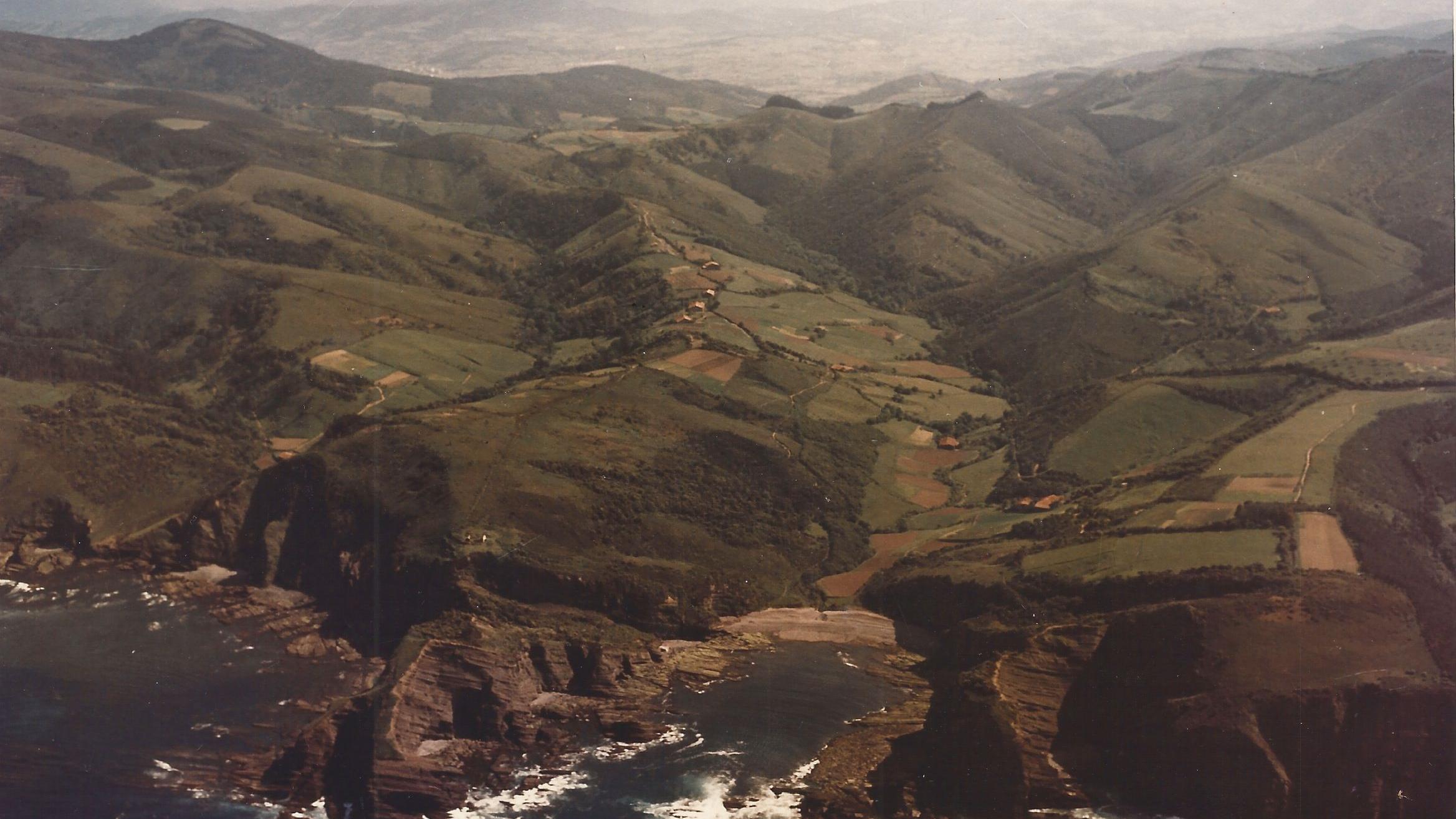 Vista panorâmica da baía de Basordas, antes da construção da usina nuclear de Lemóniz