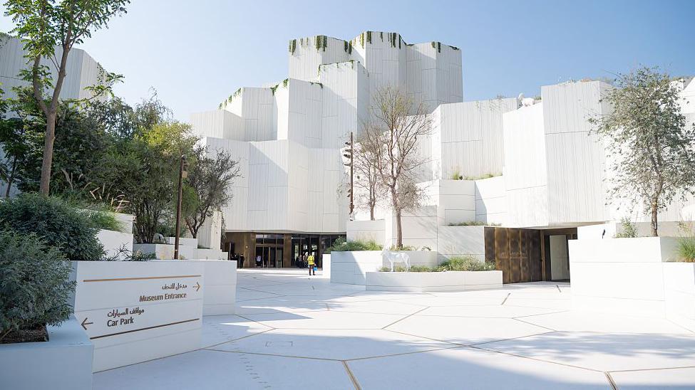 El Museo de Historia Natural de Abu Dab abrió sus puertas al público el 28 de noviembre de 2025.